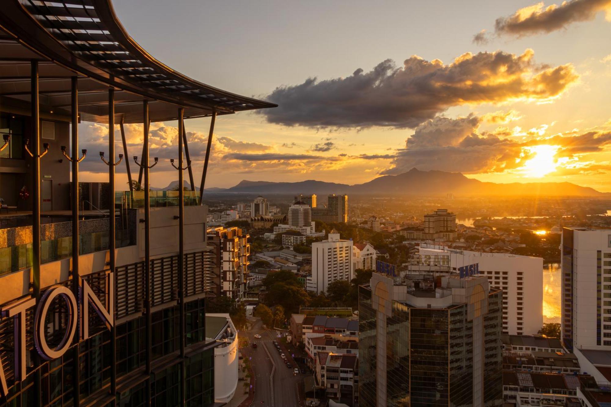 Sheraton Kuching Hotel Екстер'єр фото